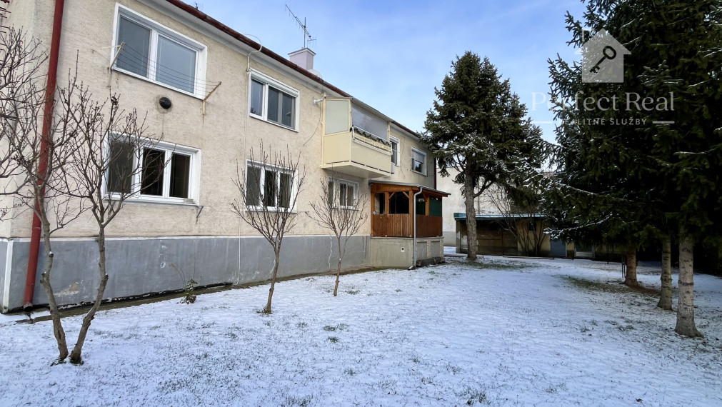 Prerobený, 2 izbový byt so záhradkou v obci Zlaté Klasy- 2 murované pivnice