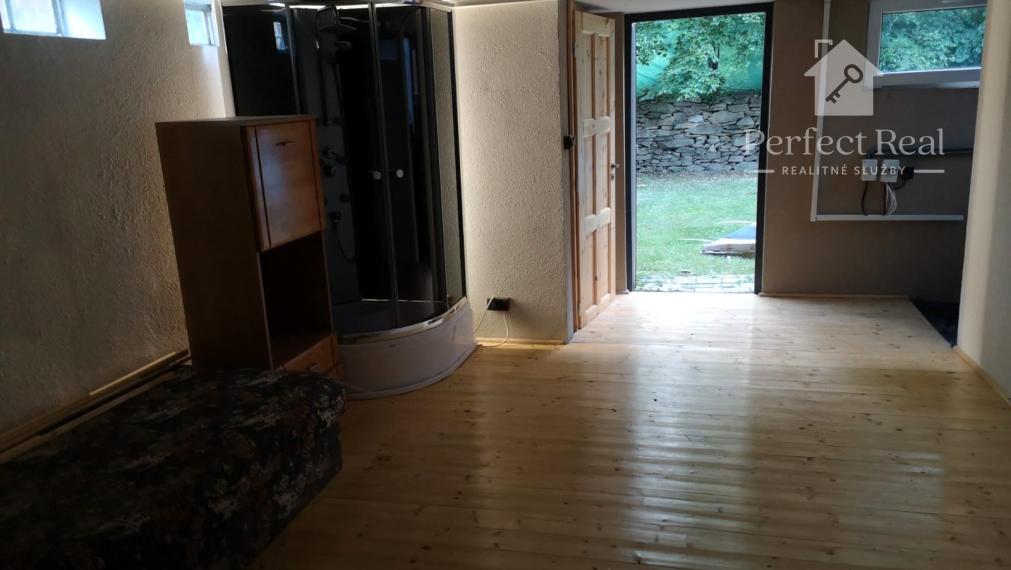 Na predaj 2. podlažná chata s 917m2 záhradou v nádhernej lokalite Modra- Ohňavy.