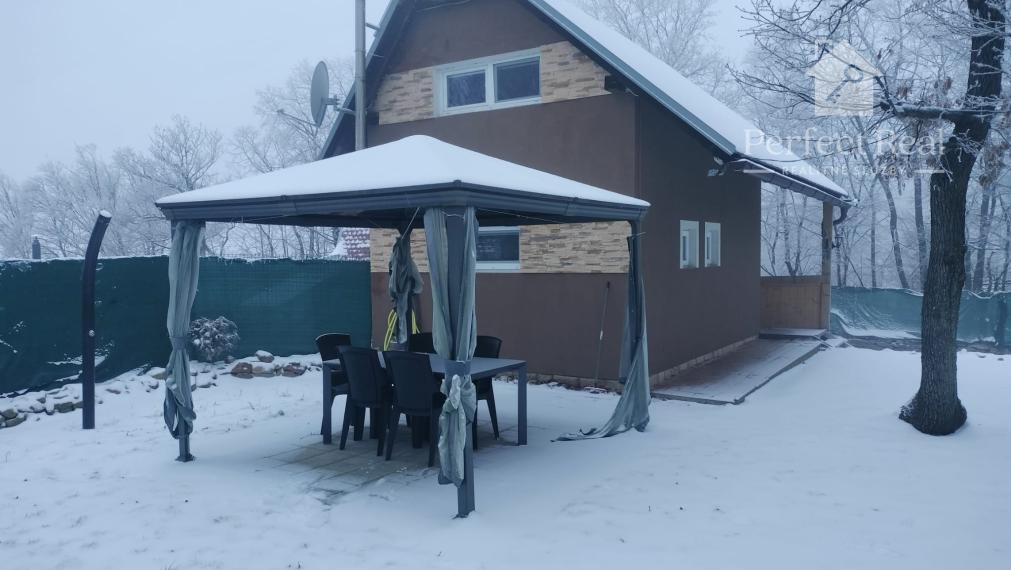 Na predaj 2. podlažná chata s 917m2 záhradou v nádhernej lokalite Modra- Ohňavy.