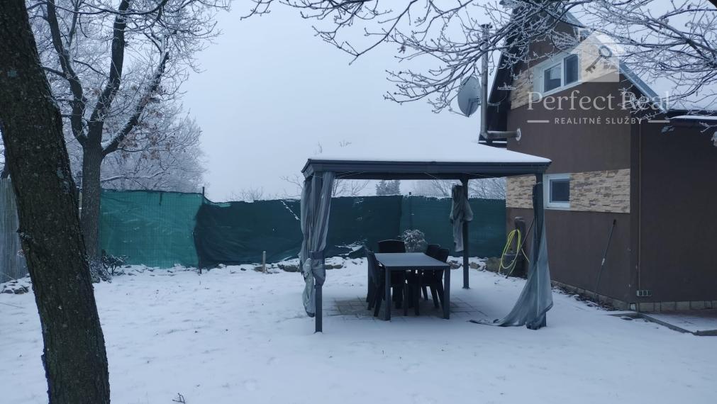 Na predaj 2. podlažná chata s 917m2 záhradou v nádhernej lokalite Modra- Ohňavy.