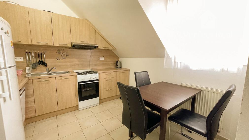 Priestranný 2-izbový byt s veľkým balkónom – obec Vrakúň