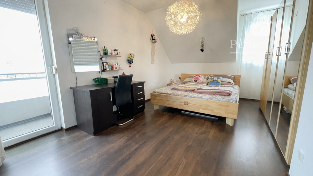 Priestranný 2-izbový byt s veľkým balkónom – obec Vrakúň