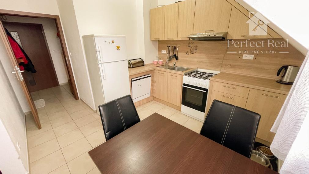 Priestranný 2-izbový byt s veľkým balkónom – obec Vrakúň