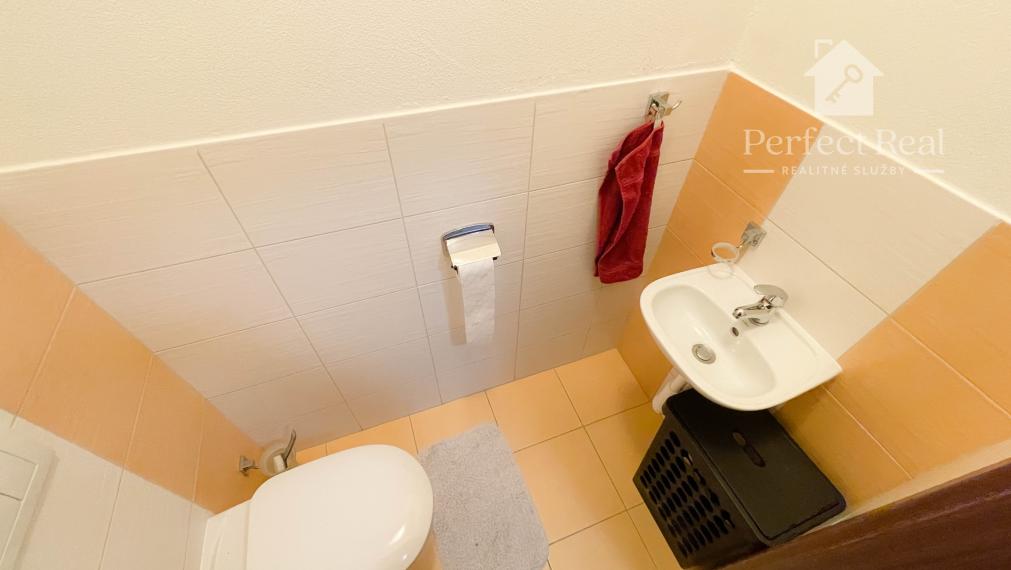 Priestranný 2-izbový byt s veľkým balkónom – obec Vrakúň