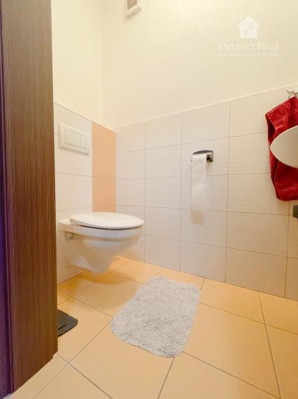 Priestranný 2-izbový byt s veľkým balkónom – obec Vrakúň