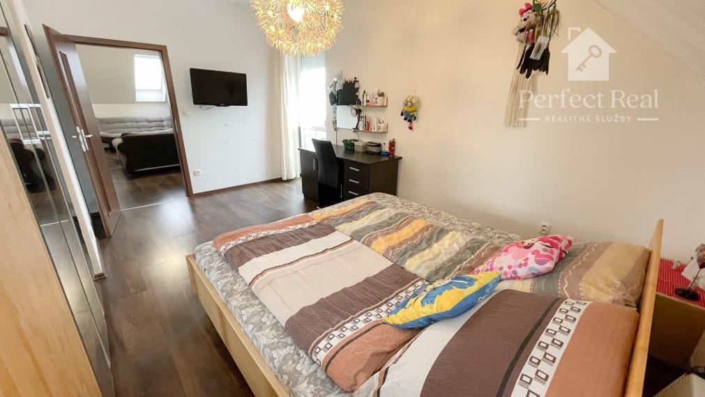 Priestranný 2-izbový byt s veľkým balkónom – obec Vrakúň