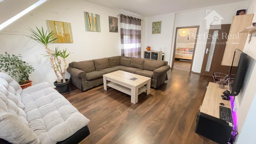 Priestranný 2-izbový byt s veľkým balkónom – obec Vrakúň