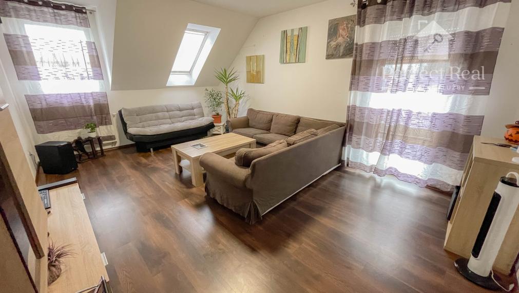 Priestranný 2-izbový byt s veľkým balkónom – obec Vrakúň