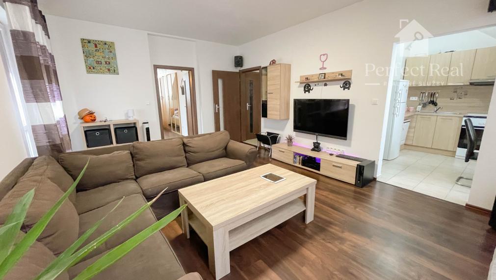 Priestranný 2-izbový byt s veľkým balkónom – obec Vrakúň