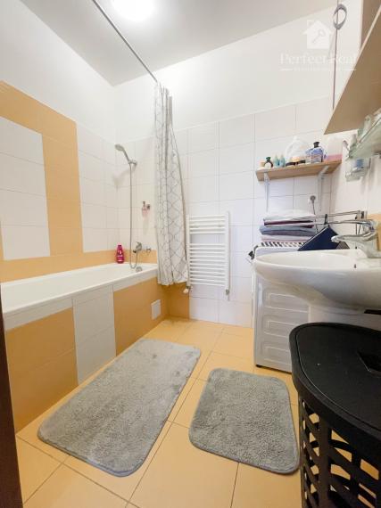 Priestranný 2-izbový byt s veľkým balkónom – obec Vrakúň