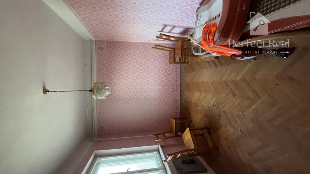 Starší rodinný dom v Gabčíkove na veľkom pozemku