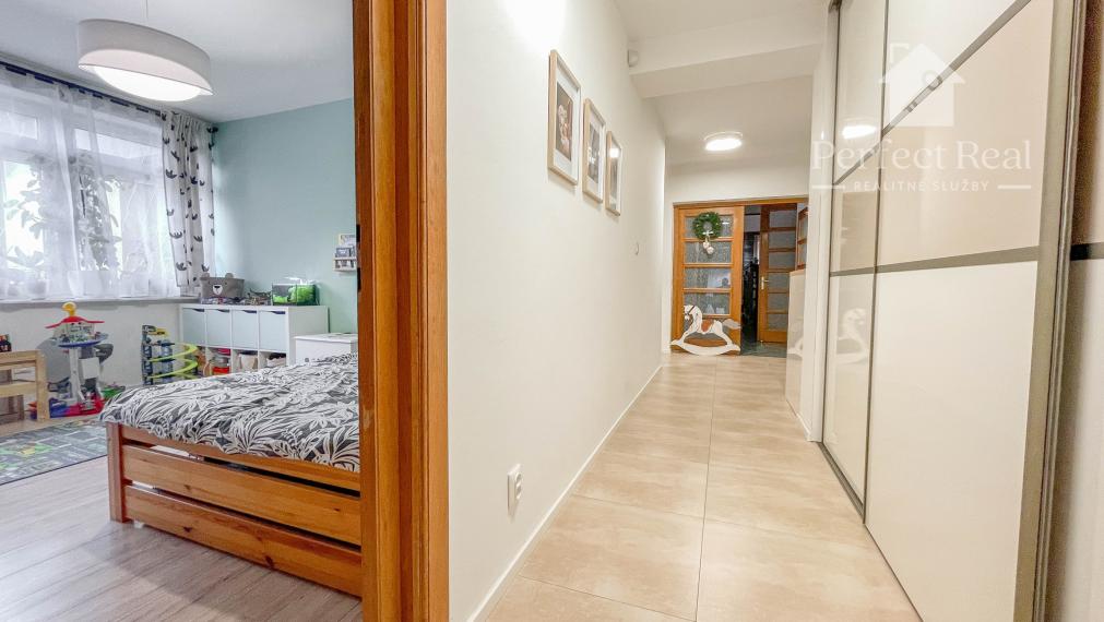 Luxusný, priestranný 6 izbový rodinný dom s wellness, bazénom a veľkým pozemkom – Zlaté Klasy