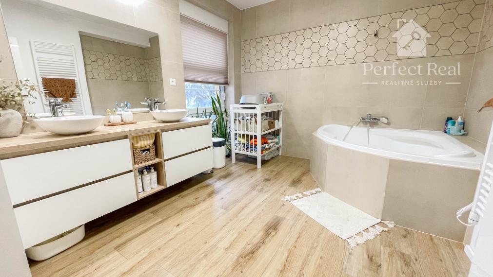 Luxusný, priestranný 6 izbový rodinný dom s wellness, bazénom a veľkým pozemkom – Zlaté Klasy