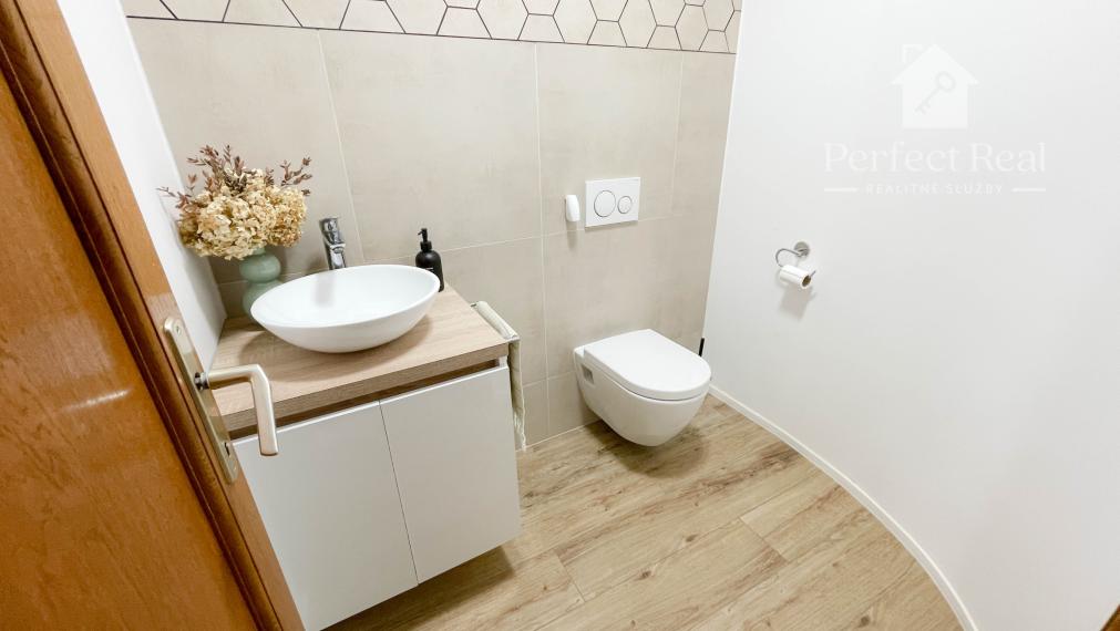 Luxusný, priestranný 6 izbový rodinný dom s wellness, bazénom a veľkým pozemkom – Zlaté Klasy