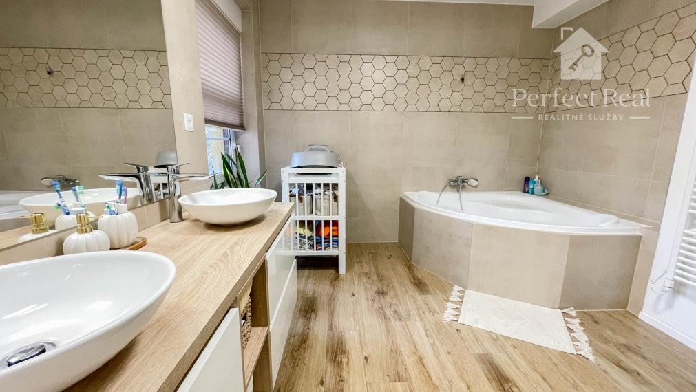 Luxusný, priestranný 6 izbový rodinný dom s wellness, bazénom a veľkým pozemkom – Zlaté Klasy