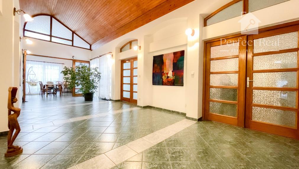 Luxusný, priestranný 6 izbový rodinný dom s wellness, bazénom a veľkým pozemkom – Zlaté Klasy