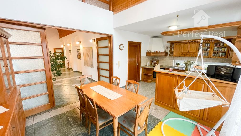 Luxusný, priestranný 6 izbový rodinný dom s wellness, bazénom a veľkým pozemkom – Zlaté Klasy