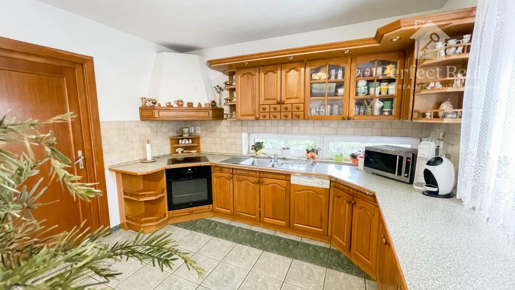 Luxusný, priestranný 6 izbový rodinný dom s wellness, bazénom a veľkým pozemkom – Zlaté Klasy