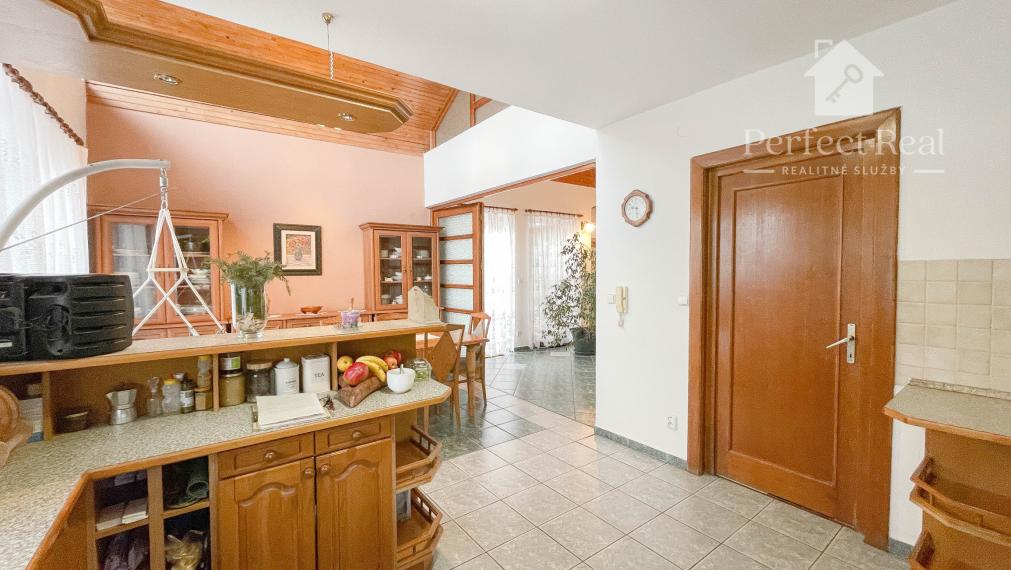 Luxusný, priestranný 6 izbový rodinný dom s wellness, bazénom a veľkým pozemkom – Zlaté Klasy