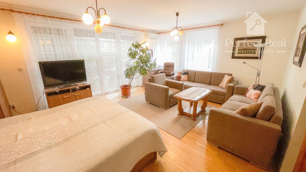 Luxusný, priestranný 6 izbový rodinný dom s wellness, bazénom a veľkým pozemkom – Zlaté Klasy