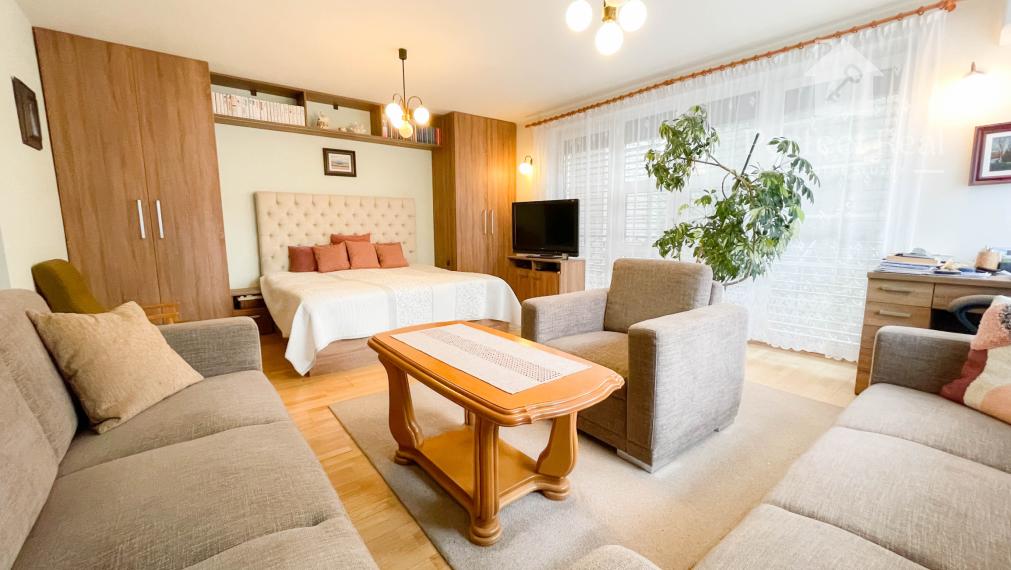 Luxusný, priestranný 6 izbový rodinný dom s wellness, bazénom a veľkým pozemkom – Zlaté Klasy