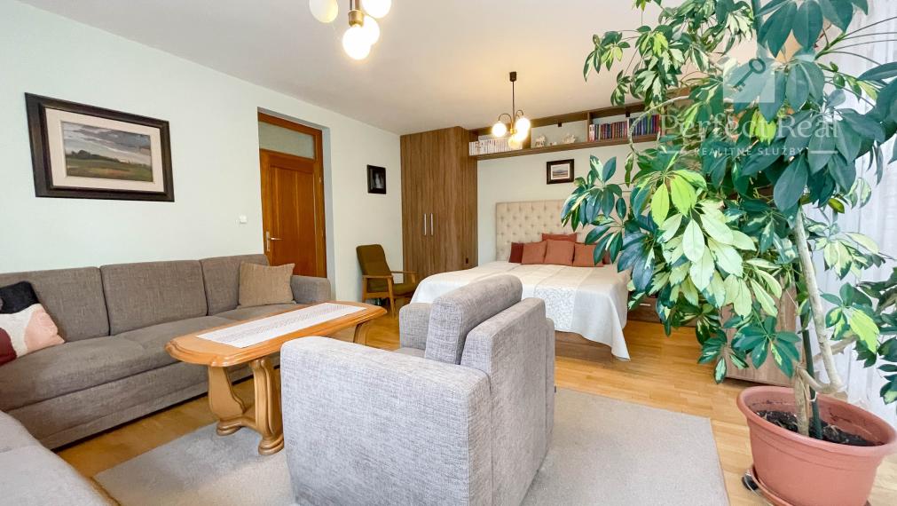 Luxusný, priestranný 6 izbový rodinný dom s wellness, bazénom a veľkým pozemkom – Zlaté Klasy