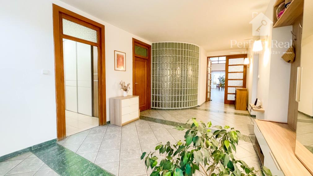 Luxusný, priestranný 6 izbový rodinný dom s wellness, bazénom a veľkým pozemkom – Zlaté Klasy