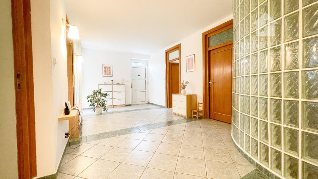 Luxusný, priestranný 6 izbový rodinný dom s wellness, bazénom a veľkým pozemkom – Zlaté Klasy