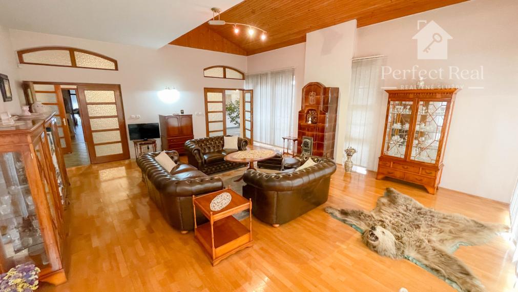 Luxusný, priestranný 6 izbový rodinný dom s wellness, bazénom a veľkým pozemkom – Zlaté Klasy