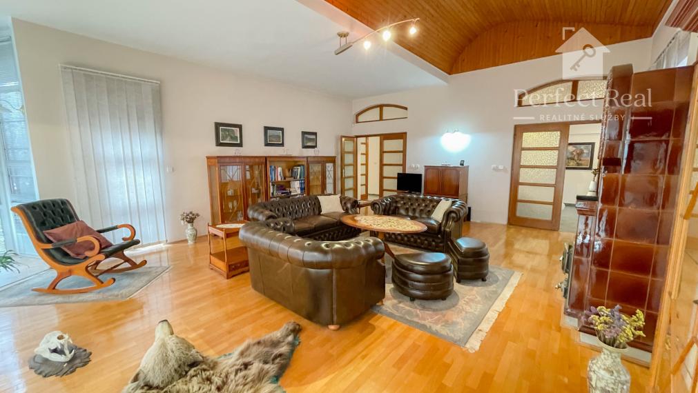 Luxusný, priestranný 6 izbový rodinný dom s wellness, bazénom a veľkým pozemkom – Zlaté Klasy