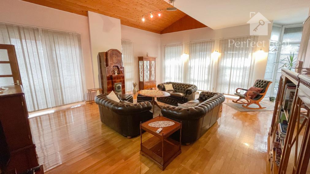 Luxusný, priestranný 6 izbový rodinný dom s wellness, bazénom a veľkým pozemkom – Zlaté Klasy