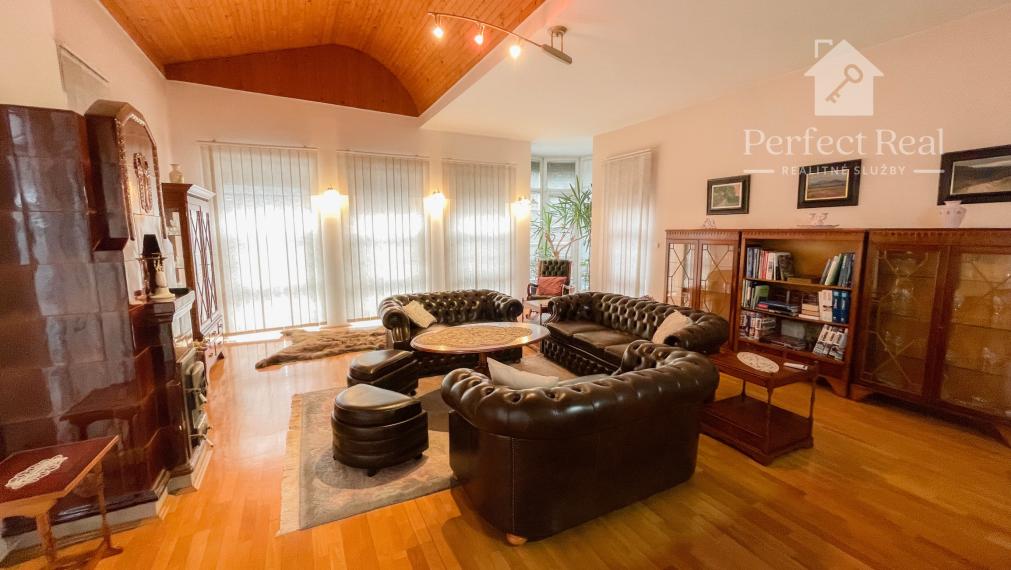 Luxusný, priestranný 6 izbový rodinný dom s wellness, bazénom a veľkým pozemkom – Zlaté Klasy