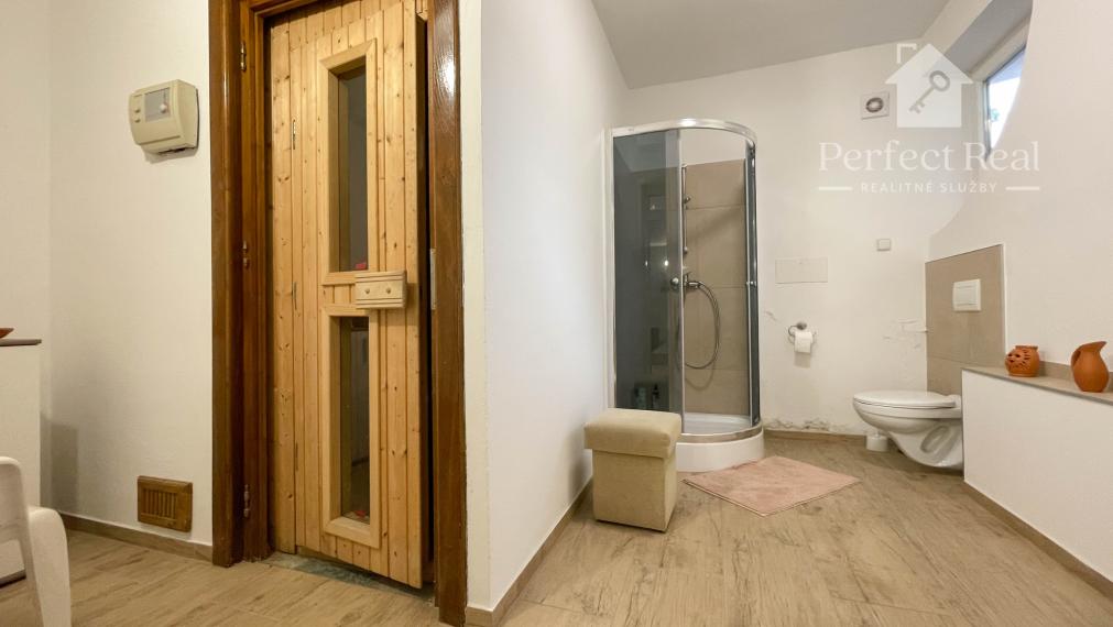 Luxusný, priestranný 6 izbový rodinný dom s wellness, bazénom a veľkým pozemkom – Zlaté Klasy