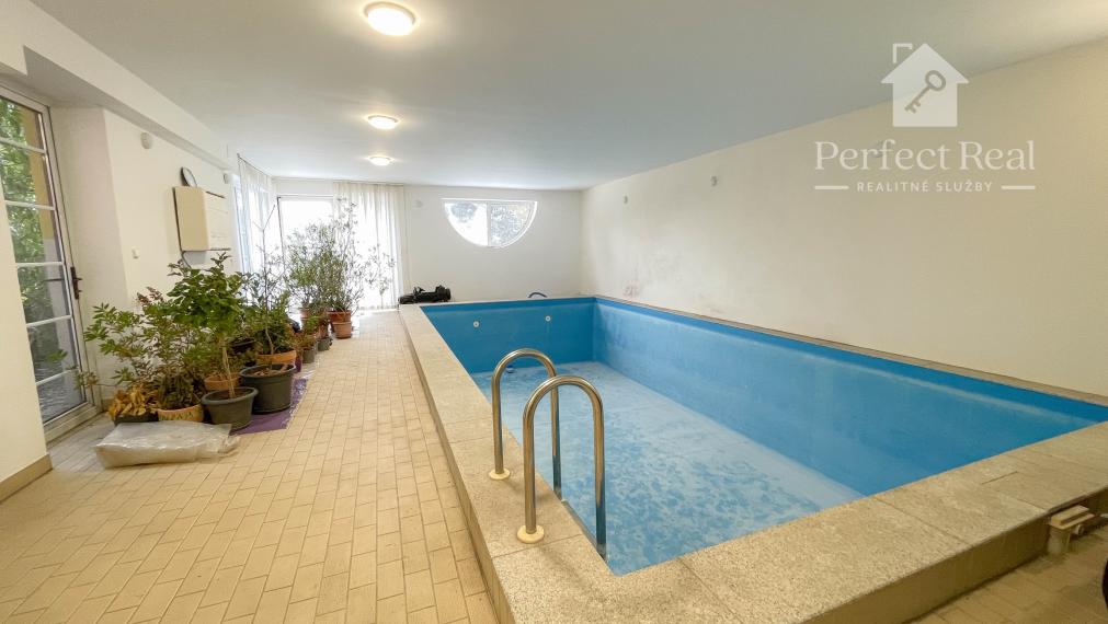 Luxusný, priestranný 6 izbový rodinný dom s wellness, bazénom a veľkým pozemkom – Zlaté Klasy