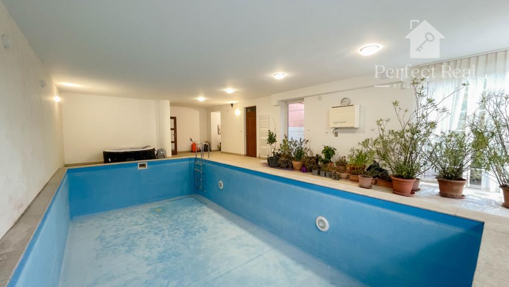 Luxusný, priestranný 6 izbový rodinný dom s wellness, bazénom a veľkým pozemkom – Zlaté Klasy