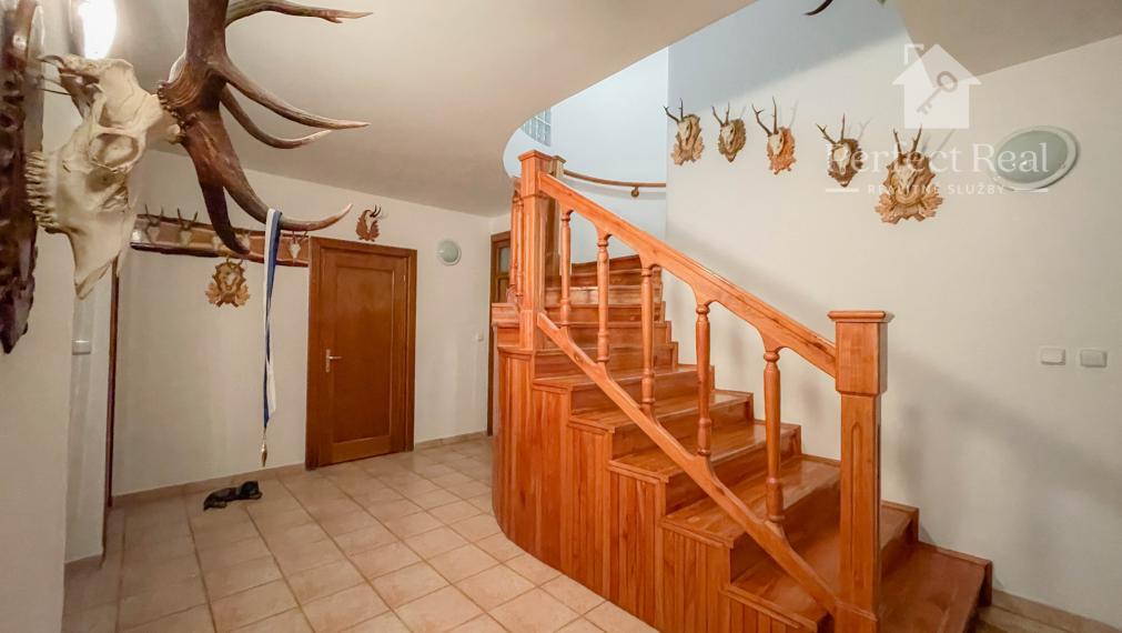 Luxusný, priestranný 6 izbový rodinný dom s wellness, bazénom a veľkým pozemkom – Zlaté Klasy