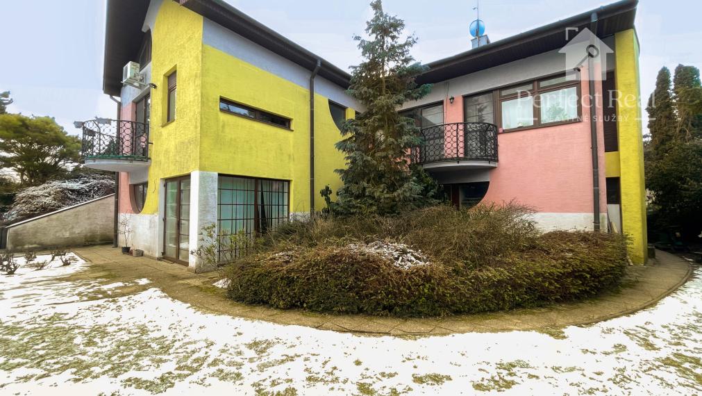 Luxusný, priestranný 6 izbový rodinný dom s wellness, bazénom a veľkým pozemkom – Zlaté Klasy