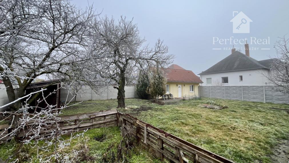 Malý rodinný dom s pozemkom v dobrej lokalite, v obci Kvetoslavov