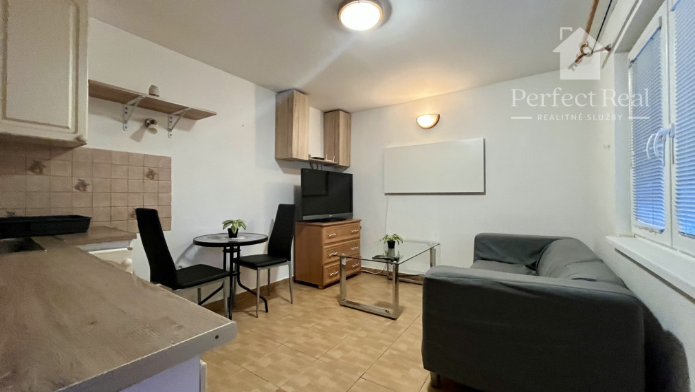 Malý rodinný dom s pozemkom v dobrej lokalite, v obci Kvetoslavov- Malý domček za cenu bytu