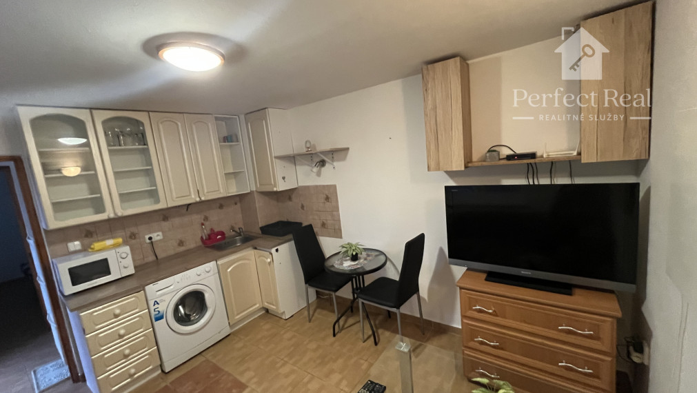 Malý rodinný dom s pozemkom v dobrej lokalite, v obci Kvetoslavov- Malý domček za cenu bytu