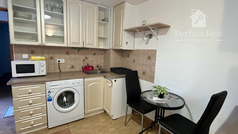 Malý rodinný dom s pozemkom v dobrej lokalite, v obci Kvetoslavov- Malý domček za cenu bytu