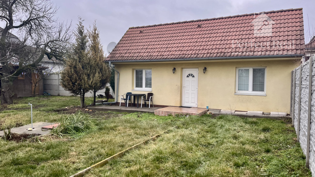Malý rodinný dom s pozemkom v dobrej lokalite, v obci Kvetoslavov- Malý domček za cenu bytu