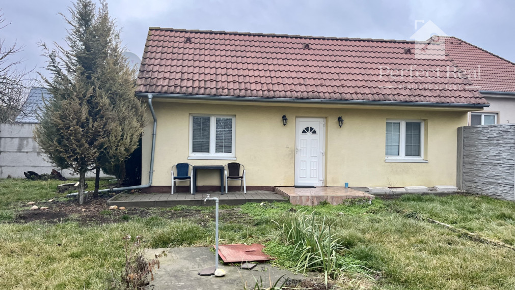 Malý rodinný dom s pozemkom v dobrej lokalite, v obci Kvetoslavov- Malý domček za cenu bytu