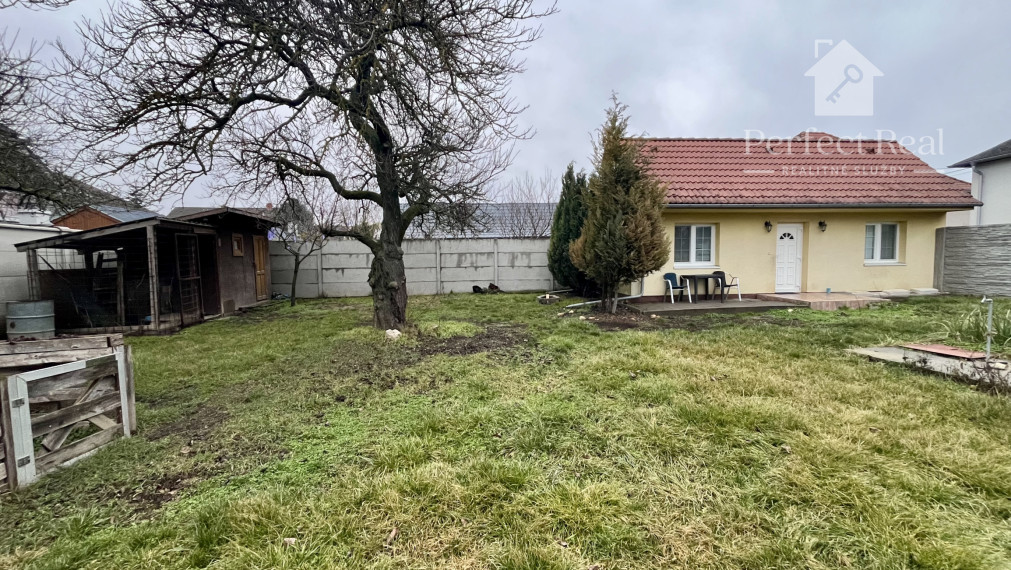 Malý rodinný dom s pozemkom v dobrej lokalite, v obci Kvetoslavov- Malý domček za cenu bytu