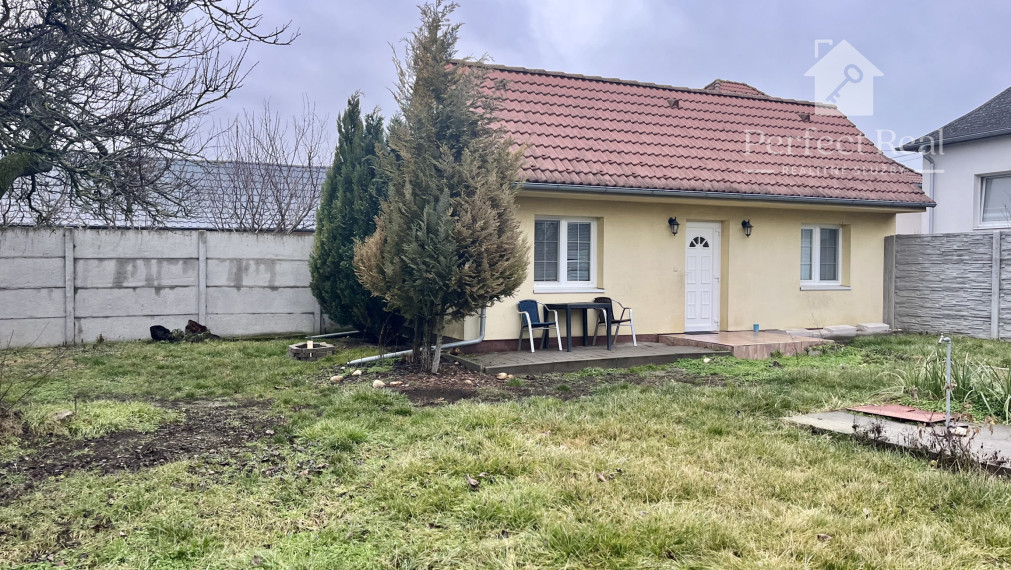 Malý rodinný dom s pozemkom v dobrej lokalite, v obci Kvetoslavov- Malý domček za cenu bytu