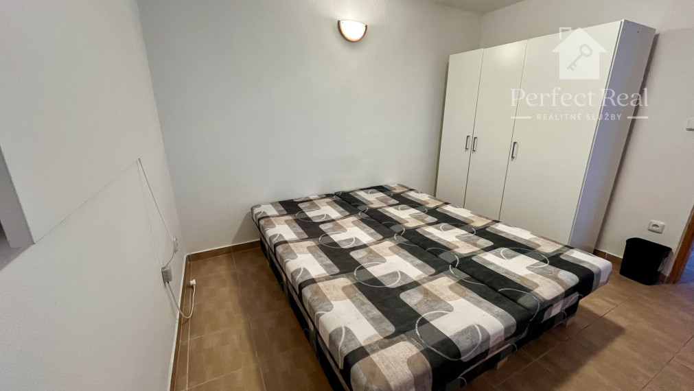 Malý rodinný dom s pozemkom v dobrej lokalite, v obci Kvetoslavov- Malý domček za cenu bytu