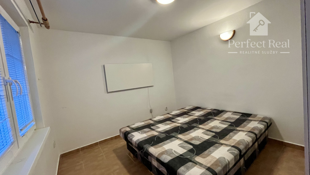 Malý rodinný dom s pozemkom v dobrej lokalite, v obci Kvetoslavov- Malý domček za cenu bytu