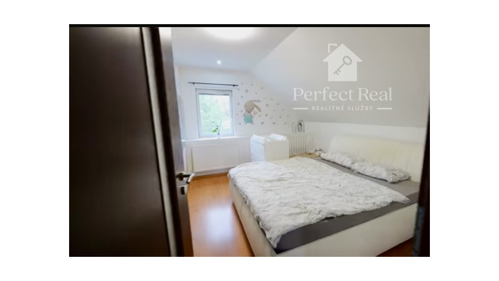 PODNIKANIE  Veľký Meder -  2 domy, 2 pozemky, 12 apartmánov