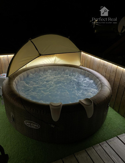 PODNIKANIE  Veľký Meder -  2 domy, 2 pozemky, 12 apartmánov