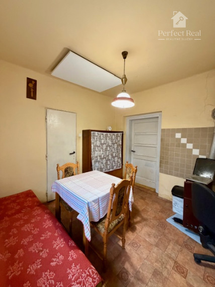 Pozemok o rozlohe 4136 m2 so starším domom  pri lesíku,